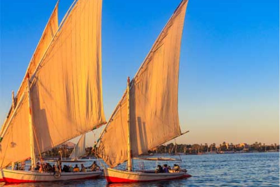 Feluke segelt auf dem Nil