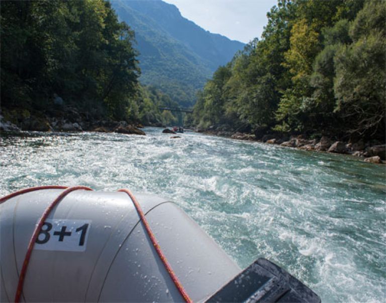 Rafting en rápidos en el río Tara